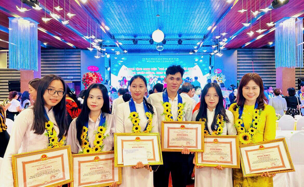 Giáo viên và học sinh trường THPT Trần Quốc Tuấn được tuyên dương, khen thưởng là giáo viên, học sinh giỏi tiêu biểu của tỉnh Kon Tum, năm học 2023-2024