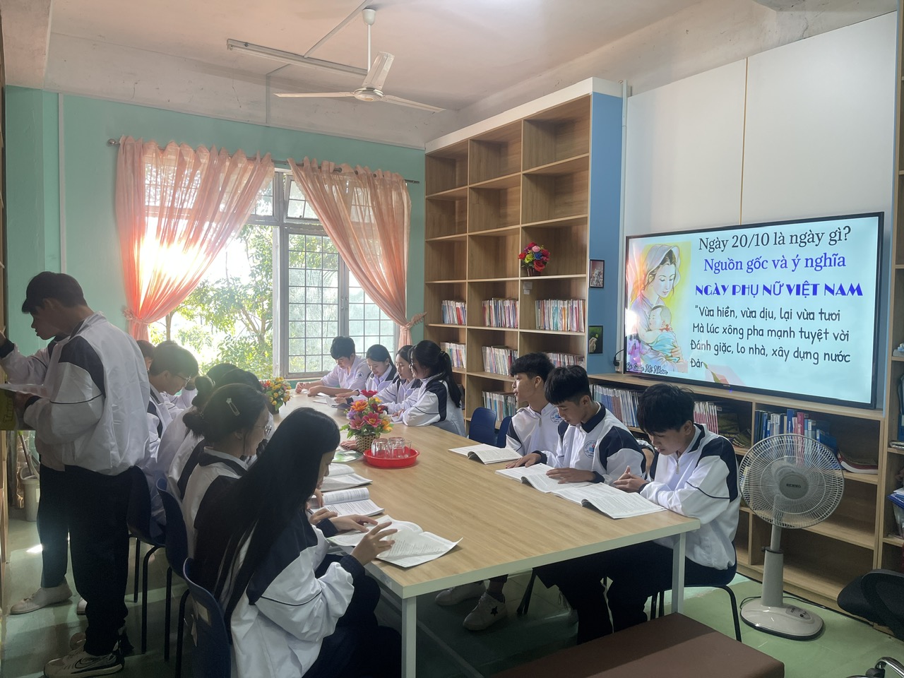 MỘT SỐ HÌNH ẢNH TIẾT ĐỌC TẠI THƯ VIỆN TRƯỜNG THPT TRẦN HƯNG ĐẠO