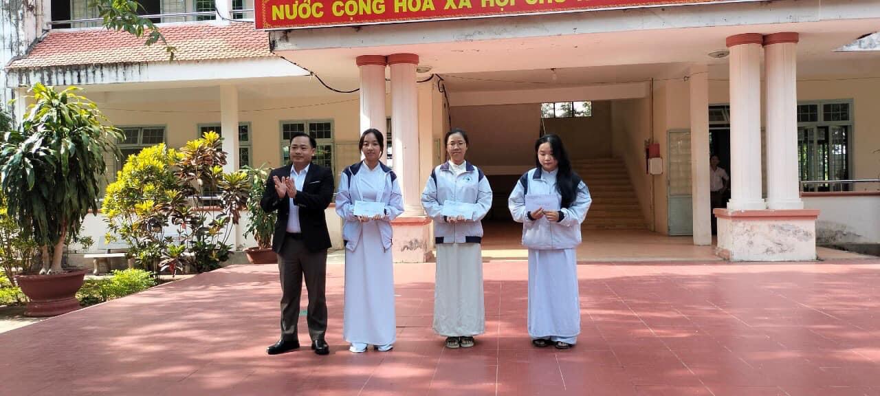 TRAO GIẢI THƯỞNG CHO CÁC TẬP THỂ ĐẠT GIẢI CUỘC THI "LÀM VIDEO GIỚI THIỆU SÁCH" KỸ NIỆM NGÀY SÁCH VÀ VĂN HÓA ĐỌC VIỆT NAM 21/4/2024