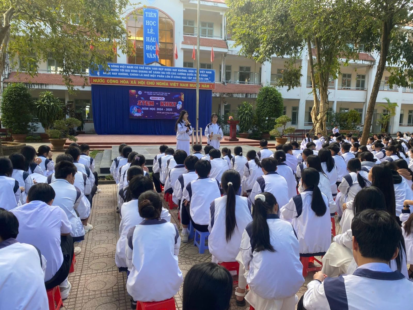 Trường THPT Trần Quốc Tuấn tổ chức buổi tuyên truyền với chủ đề “Giữ gìn và bảo tồn văn hóa tượng gỗ dân gian của đồng bào Đăk Hà”