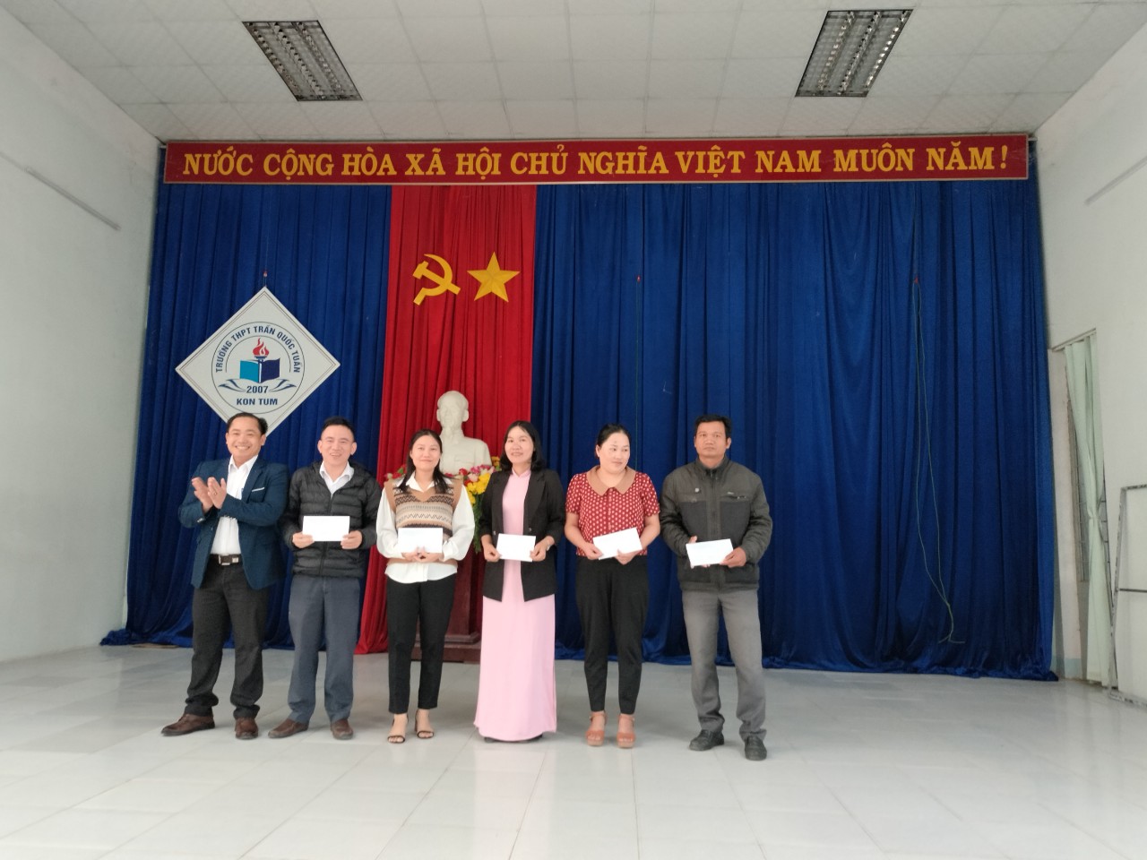 Công đoàn tặng quà Công đoàn viên, NLĐ có hoàn cảnh khó khăn nhân dịp Tết Nguyên đán Giáp Thìn năm 2024