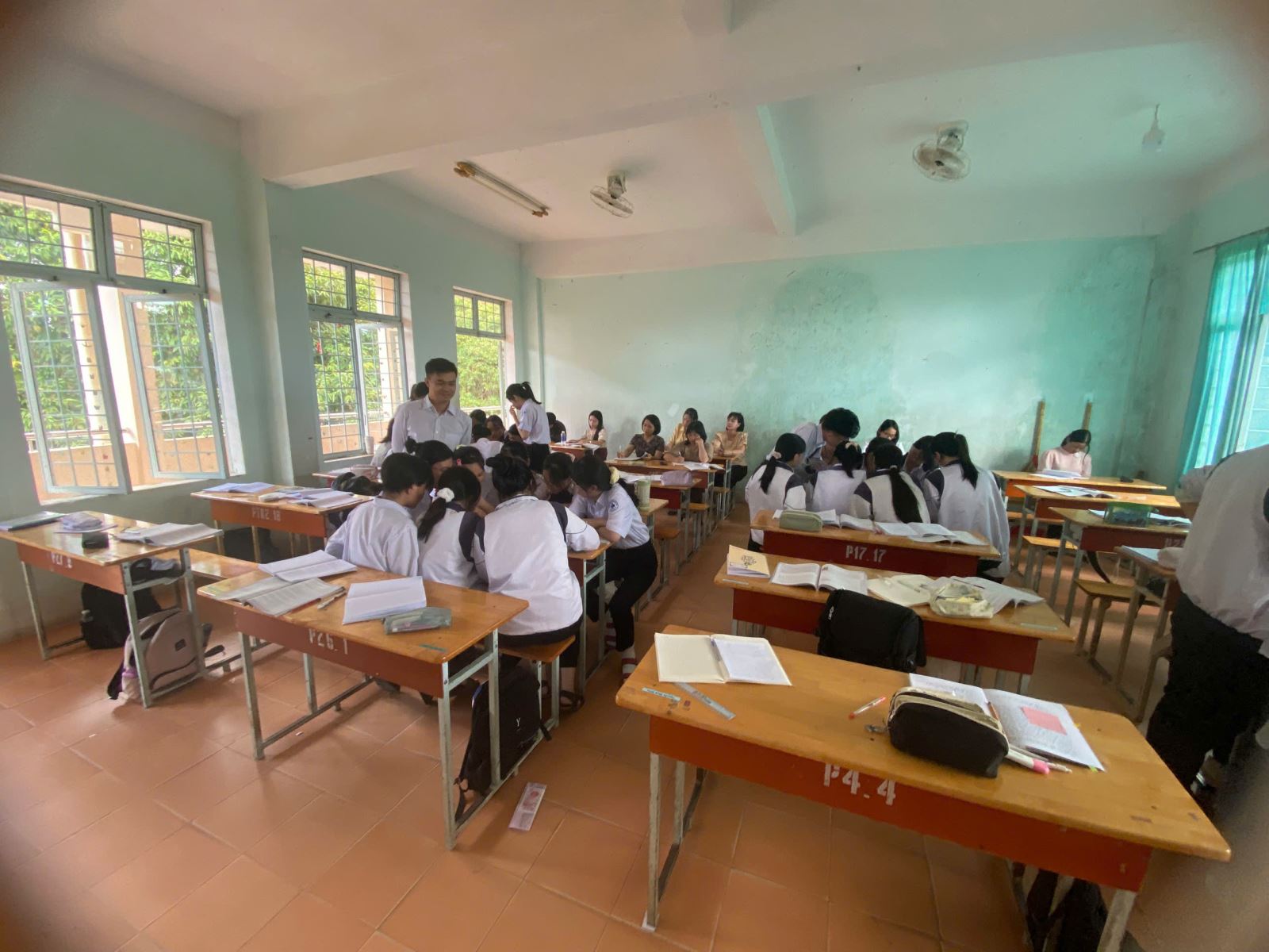 Tổ Ngữ văn sinh hoạt chuyên môn theo hướng Nghiên cứu bài học (chủ đề: Yếu tố kì ảo trong truyện kể - Ngữ văn 12)