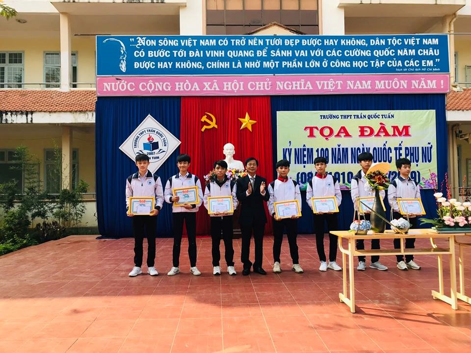 Hội thi cắm hoa chào mừng ngày “Quốc tế Phụ Nữ 08/3” năm học 2018-2019