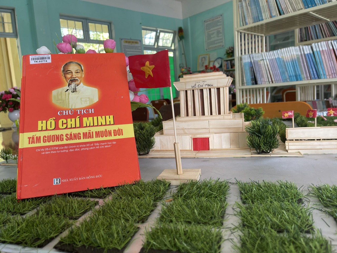 GIỚI THIỆU SÁCH THÁNG 12/2023 - CUỐN SÁCH "CHỦ TỊCH HỒ CHÍ MINH - TẤM GƯƠNG SÁNG MÃI MUÔN ĐỜI"