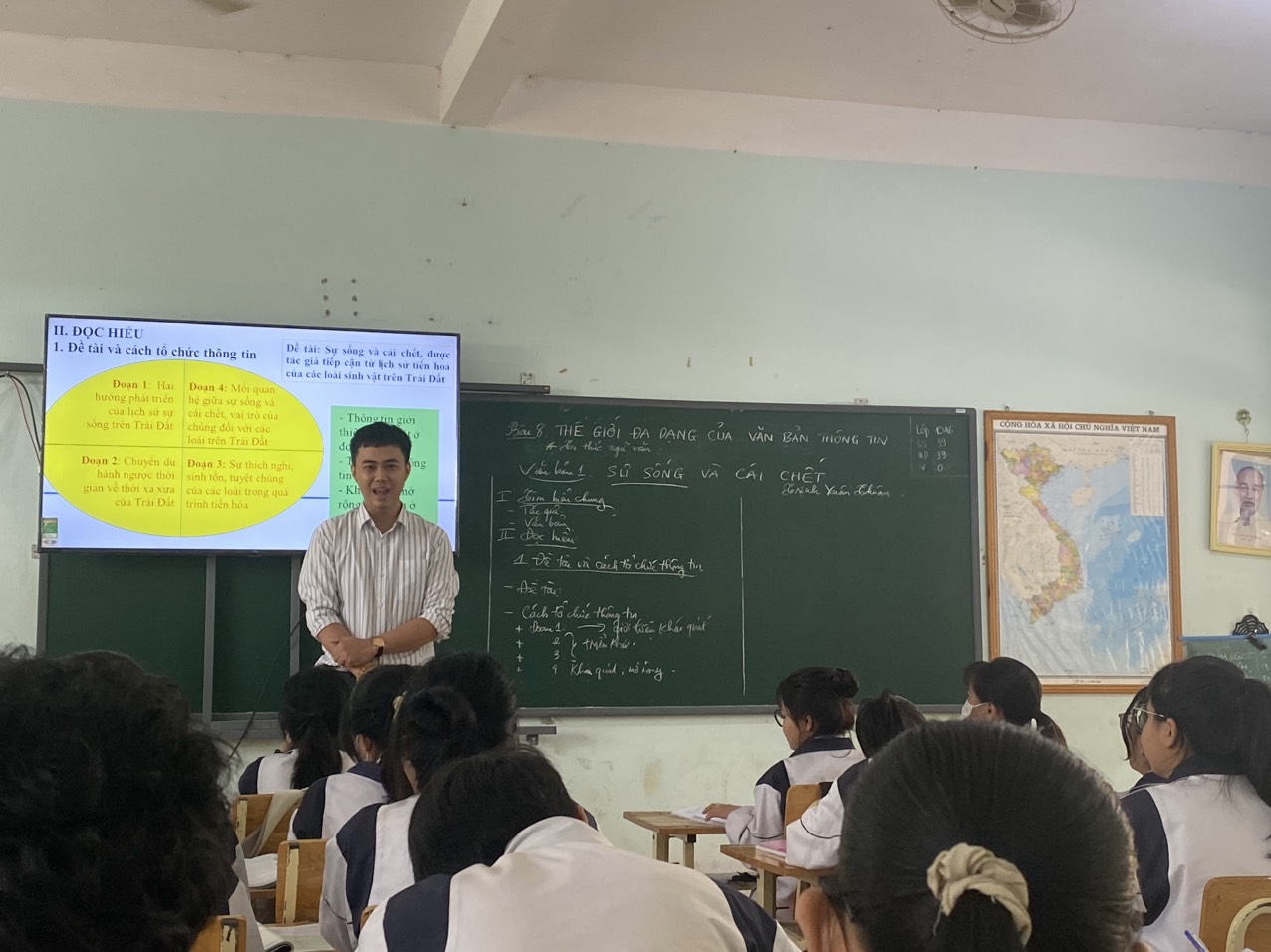 Tổ Ngữ văn sinh hoạt chuyên môn theo hướng Nghiên cứu bài học (chủ đề: Dạy học đọc hiểu văn bản thông tin trong chương trình Ngữ văn 10)