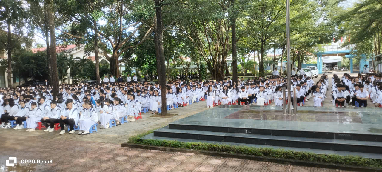 Trường THPT Trần Quốc Tuấn gom yêu thương gửi về miền Bắc